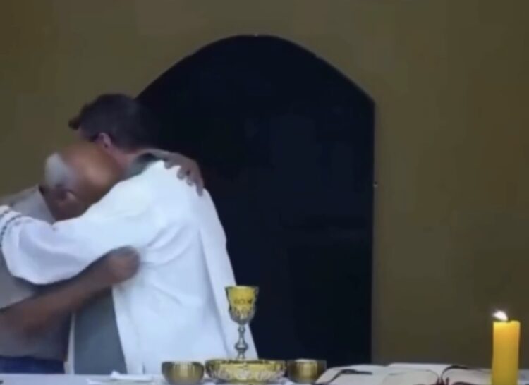 Avô sobe ao altar e abraça padre após receber notícia da morte do neto