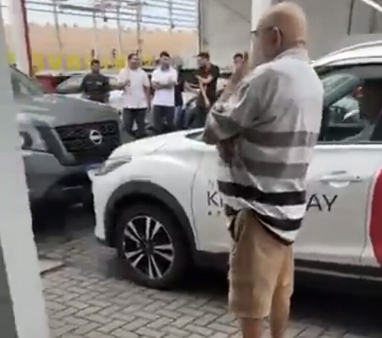 Funcionário tranca suspeito dentro de carro e impede furto em concessionária