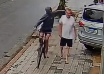 Ladrão é agredido após tentar roubar corrente de ouro de pedestre