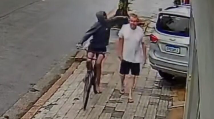 Ladrão é agredido após tentar roubar corrente de ouro de pedestre