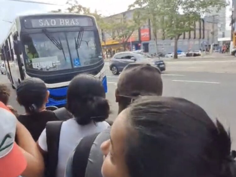 Demora e superlotação revoltam passageiros na linha Mosqueiro–São Brás