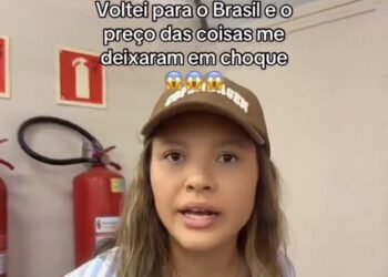 Mulher retorna ao Brasil e se assusta com preço de bombons e itens básicos, gerando debate nas redes