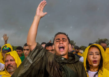 Raio atinge ato de Nikolas Ferreira em Brasília e deixa 34 pessoas feridas