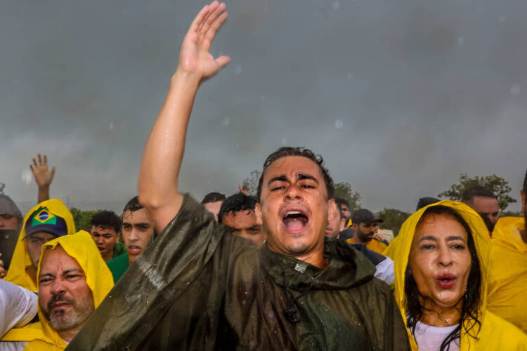 Raio atinge ato de Nikolas Ferreira em Brasília e deixa 34 pessoas feridas