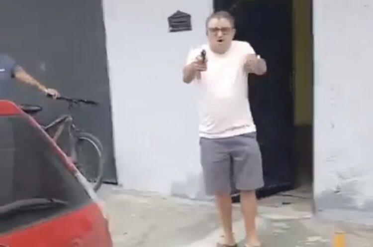 Discussão entre vizinhos por cópia de chaves termina com homem baleado