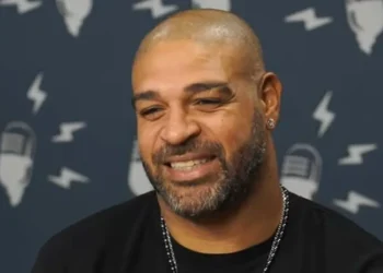 Mãe de Adriano cai em g0lpe virtual e ex-jogador cobra devolução do dinheiro