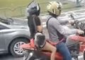 Cena curiosa: passageira usa capacete errado e motorista reage com bom humor