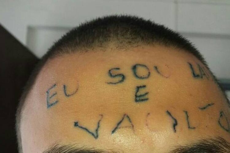Jovem que ficou conhecido por tatuagem na testa é preso por furto em UBS de Diadema