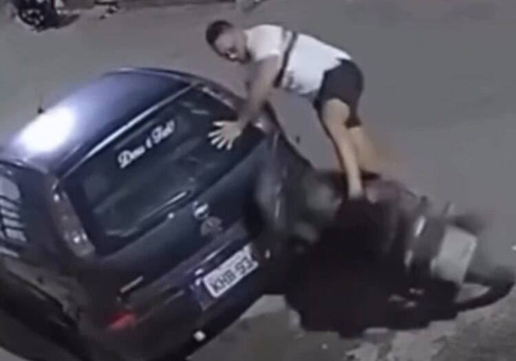 Motociclista perde o controle, atinge carro e reage com risadas após batida
