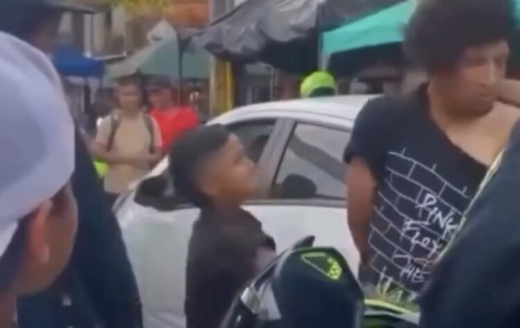 Após bicicleta ser furtada, garoto surpreende e dá tapa em suspeito já detido