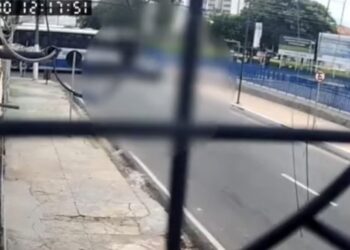 Colisão entre carro e ônibus deixa motorista preso às ferragens em cruzamento de Belém