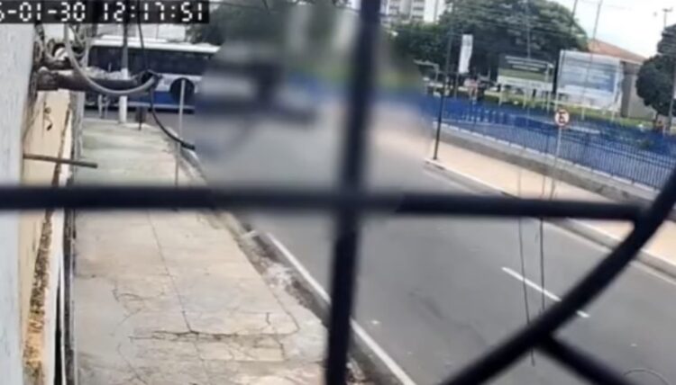 Colisão entre carro e ônibus deixa motorista preso às ferragens em cruzamento de Belém