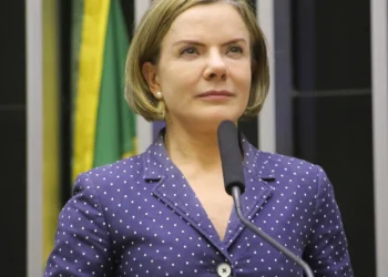 Gleisi ataca Tarcísio após fala sobre crise moral e tenta associá-lo a escândalos