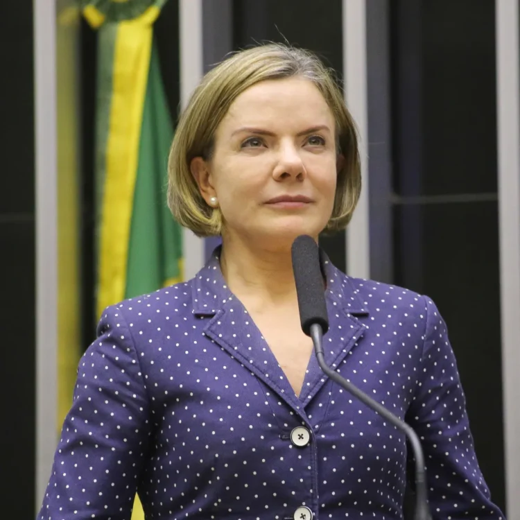 Gleisi ataca Tarcísio após fala sobre crise moral e tenta associá-lo a escândalos