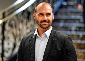 PF determina retorno imediato de Eduardo Bolsonaro ao cargo de escrivão