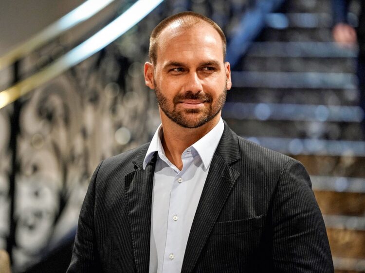 PF determina retorno imediato de Eduardo Bolsonaro ao cargo de escrivão