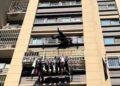 Um homem foi salvo de uma queda do 15º andar de um prédio em Nanjing, China, ao ficar preso em um varal de roupas no 7º andar