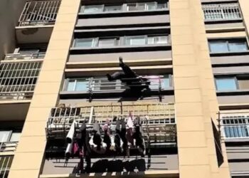Um homem foi salvo de uma queda do 15º andar de um prédio em Nanjing, China, ao ficar preso em um varal de roupas no 7º andar