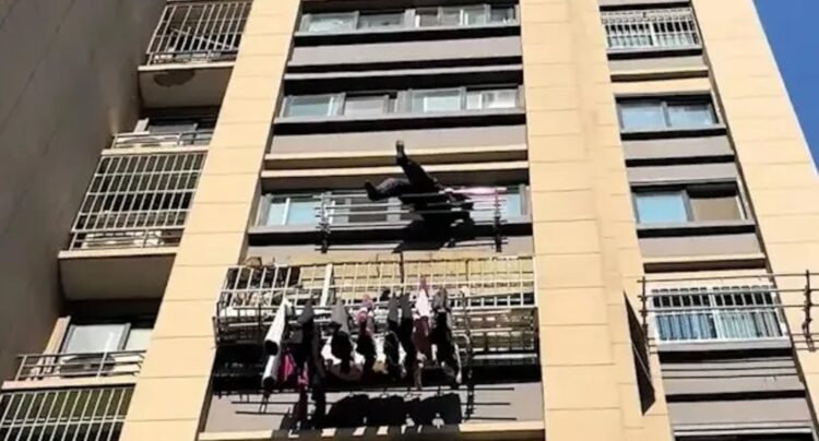Um homem foi salvo de uma queda do 15º andar de um prédio em Nanjing, China, ao ficar preso em um varal de roupas no 7º andar