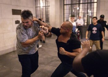 Ex-deputado Douglas Garcia é agredido por estudantes esquerdistas durante manifestação na USP e reage