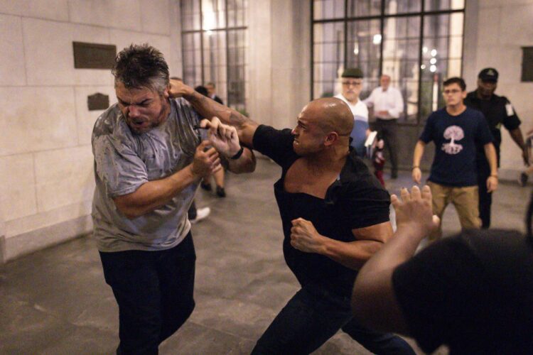 Ex-deputado Douglas Garcia é agredido por estudantes esquerdistas durante manifestação na USP e reage