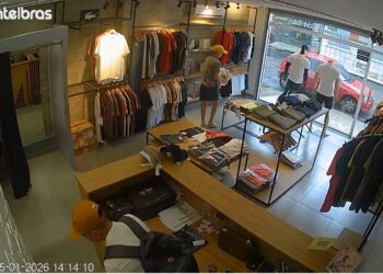 Funcionária é arrastada durante fuga de criminosos que roubaram loja de roupas