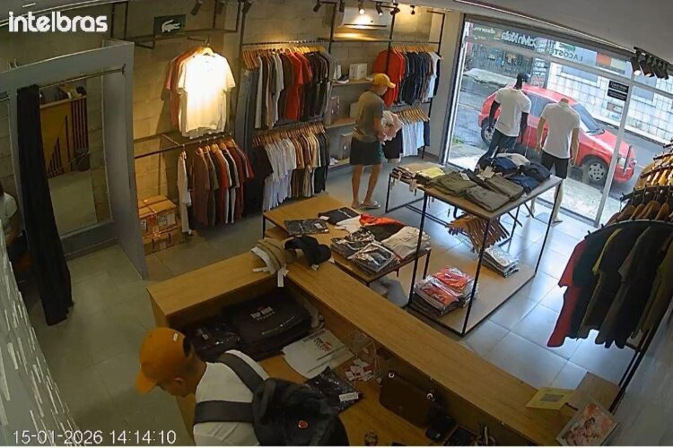 Funcionária é arrastada durante fuga de criminosos que roubaram loja de roupas