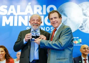Durante cerimônia de 90 anos do salário mínimo, Lula afirma que valor é ‘muito baixo’