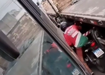 Motociclista escapa por segundos de ser esmagado entre ônibus e caminhão