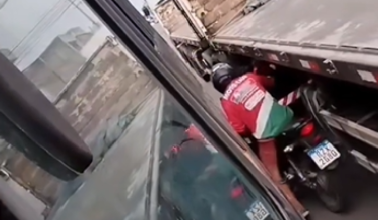 Motociclista escapa por segundos de ser esmagado entre ônibus e caminhão