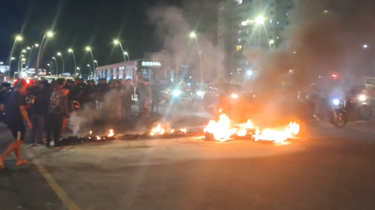 Policial chuta celular de entregador para o fogo durante protesto de motociclistas. Cena gera repercussão