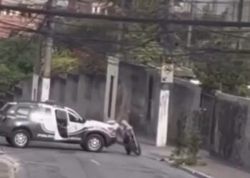 Jovem é detido após tentar furar bloqueio e fugir de abordagem policial