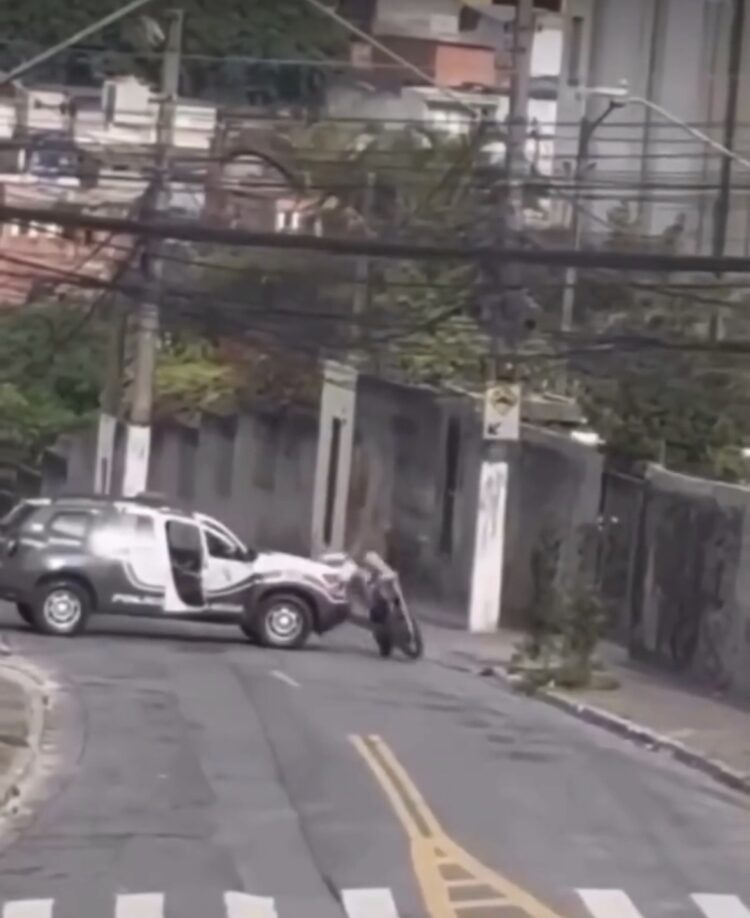 Jovem é detido após tentar furar bloqueio e fugir de abordagem policial