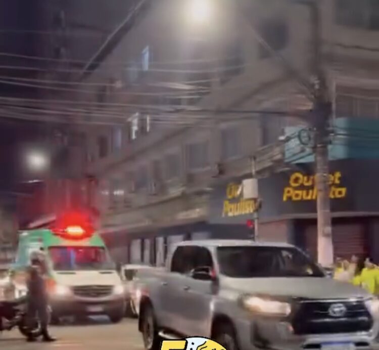 Ambulância com idosa de 104 anos fica presa por 20 minutos após corredores não abrirem passagem em evento esportivo