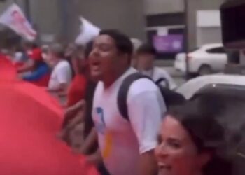 Manifestantes de esquerda cantam “Tô com Maduro, com Chávez e com Che” em protesto no Brasil