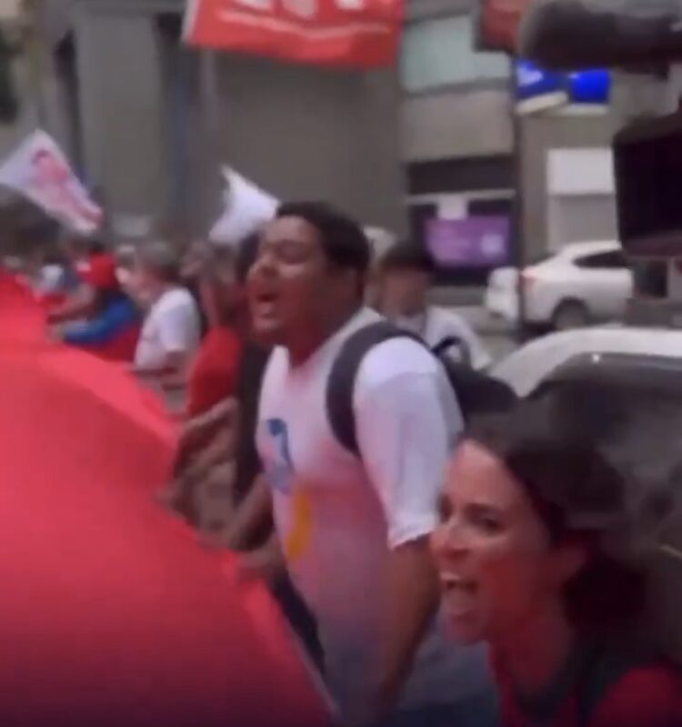 Manifestantes de esquerda cantam “Tô com Maduro, com Chávez e com Che” em protesto no Brasil