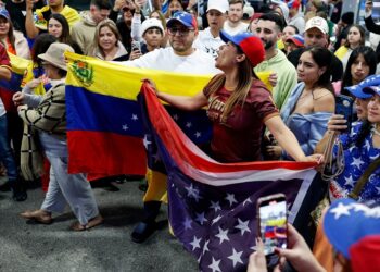 Venezuelanos vão às ruas comemorar captura do narcoditador Nicolás Maduro pelos EUA