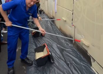 Luciano Hang e Sandro Mabel pintam viaduto em Goiânia e defendem combate à pichação