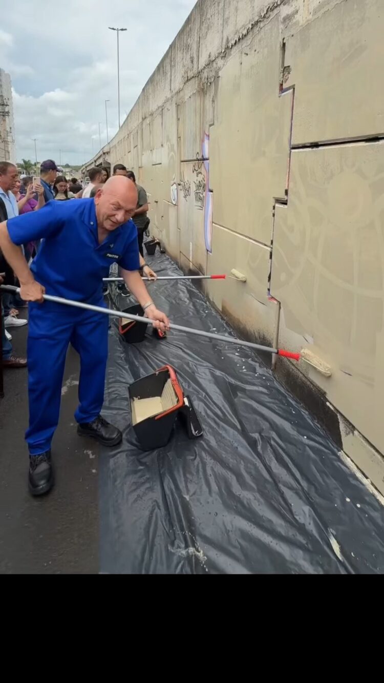 Luciano Hang e Sandro Mabel pintam viaduto em Goiânia e defendem combate à pichação
