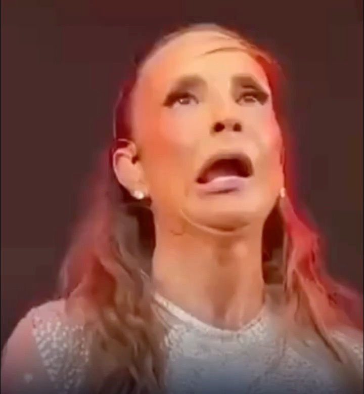 “Caras e bocas” de Ivete Sangalo durante show gera polêmica na web