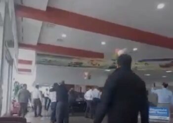 Nos EUA, vendedor e gerente trocam socos em concessionária após discussão por comissão