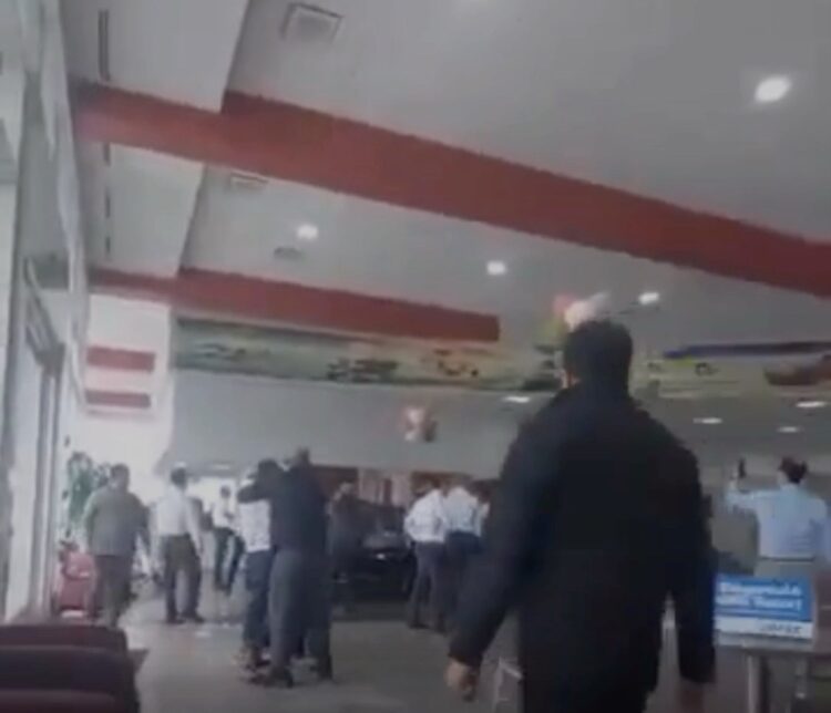 Nos EUA, vendedor e gerente trocam socos em concessionária após discussão por comissão