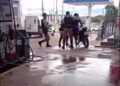 Abordagem dá errado: PM se fere e confusão termina em prisão em posto de gasolina