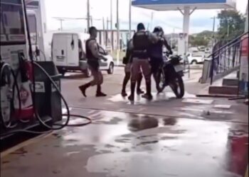 Abordagem dá errado: PM se fere e confusão termina em prisão em posto de gasolina