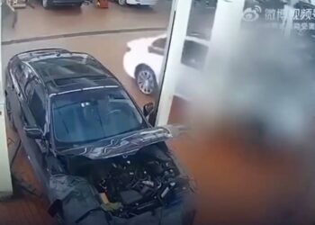 Carro despenca de elevador e “esmaga” mecânico durante manutenção; vídeo ch0ca a web