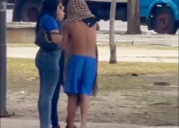 Ladrão age ‘rápido’ e rouba celular e bolsa de mulher que estava distraída em ponto de ônibus no comércio