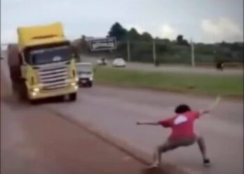 Jovem de 19 anos que simulava se jogar na frente de carretas para gravar vídeos é preso pela polícia