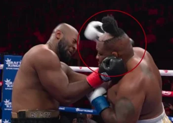 Soco faz peruca voar em luta em Nova York, e boxeador leva situação no bom humor