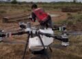 Homem viraliza ao usar drone agrícola como meio de transporte em fazenda no Pará