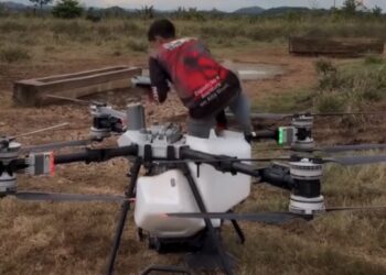 Homem viraliza ao usar drone agrícola como meio de transporte em fazenda no Pará